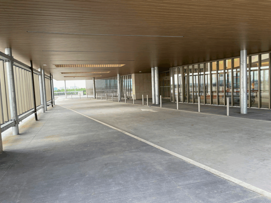 Maxxit Projects - LINE:form Linear Planks - Schroeder Ambulatory Centre - Driveway