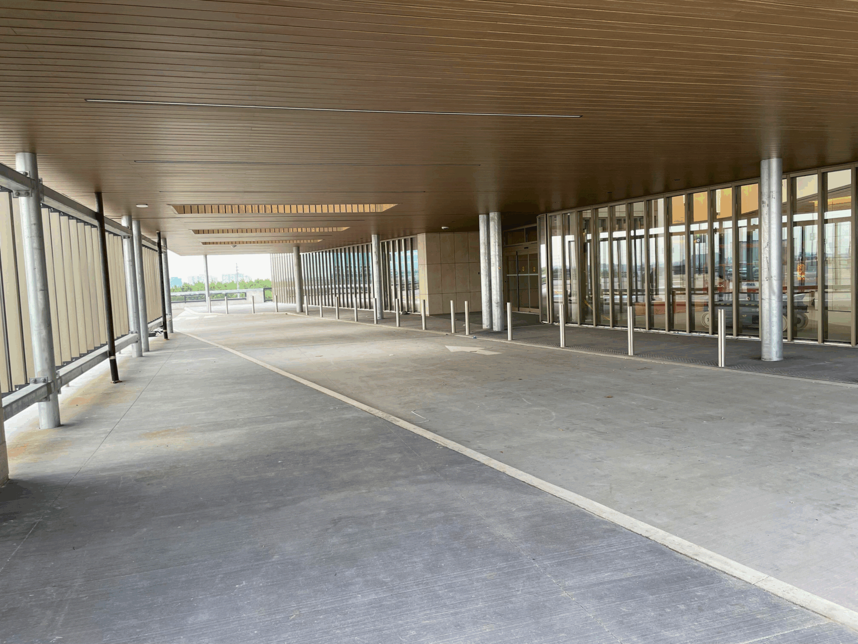 Maxxit Projects - LINE:form Linear Planks - Schroeder Ambulatory Centre - Driveway