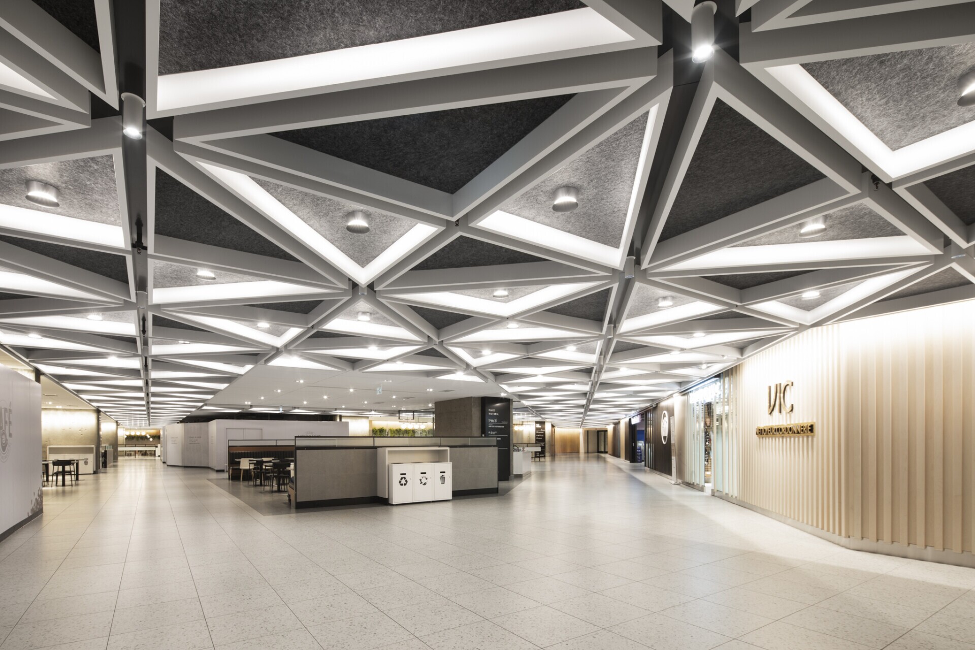 AERO:Form Trilateral Open Cell - Place Victoria - Maxxit