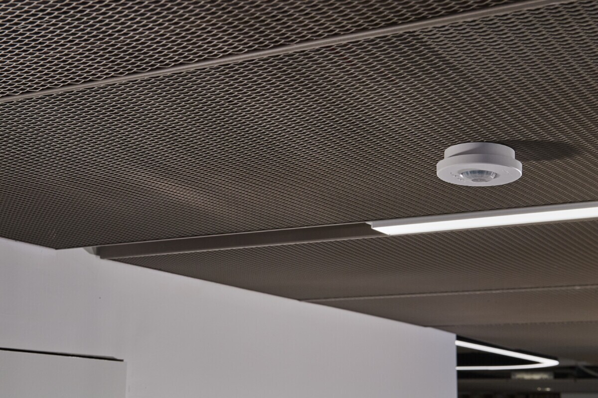 Close up of interior ceiling of Pachulski Stang Ziehl & Jones LLP in New York, USA. Featuring the expanded PANEL:Form Mesh Ceiling Panels. Finished in a custom powdercoat champagne tone, these panels bring a touch of industrial elegance while integrating seamlessly with the space’s high-performance infrastructure.