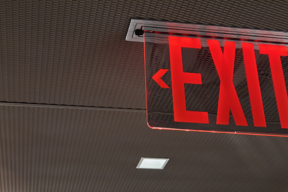 Close up of interior ceiling of Pachulski Stang Ziehl & Jones LLP in New York, USA. Featuring the expanded PANEL:Form Mesh Ceiling Panels. Finished in a custom powdercoat champagne tone, these panels bring a touch of industrial elegance while integrating seamlessly with the space’s high-performance infrastructure.